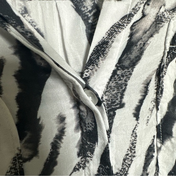 Cloth and Stone Shirt Blouse Womens XS Animal Print Holiday Party Office Work - Picture 6 of 9